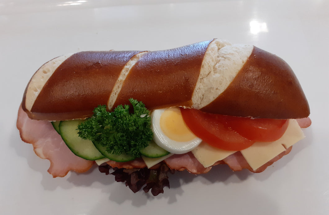 Laugensandwich mit gekochtem Schinken und Käse