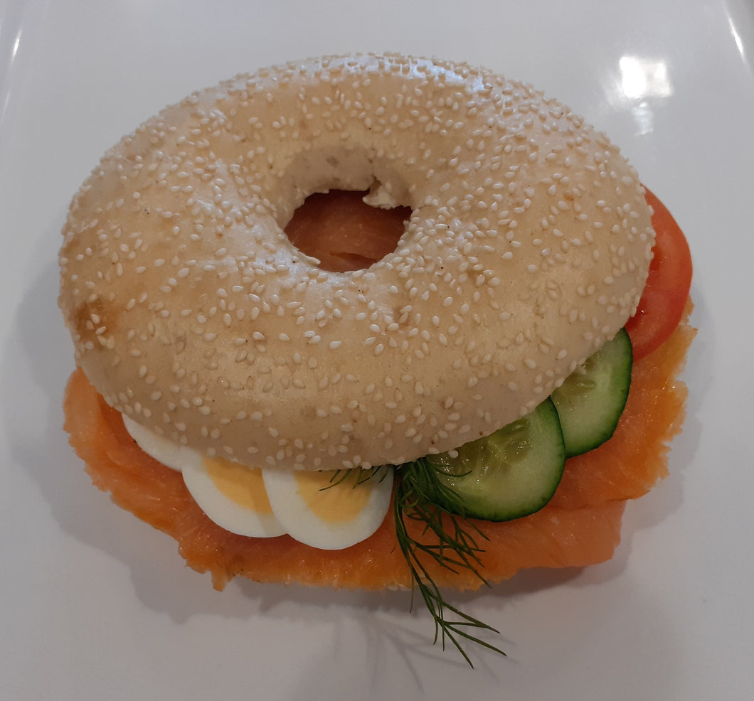 Sesam-Bagel mit Frischkäse und Lachs