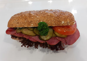 Vitalsandwich mit Pastrami und Gurke