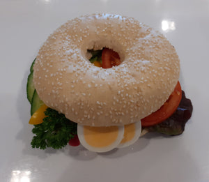 Sesam-Bagel mit Kräuter - Frischkäse vegetarisch